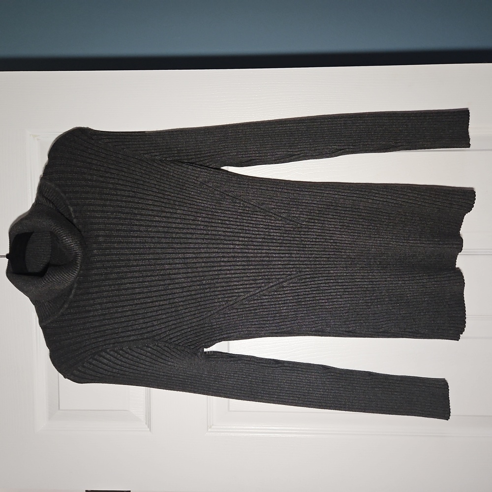 V28 Form-Fitting Turtle Neck Sweater